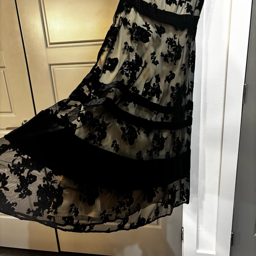 Elegant Black Floral Dress - Picture 4 of 8